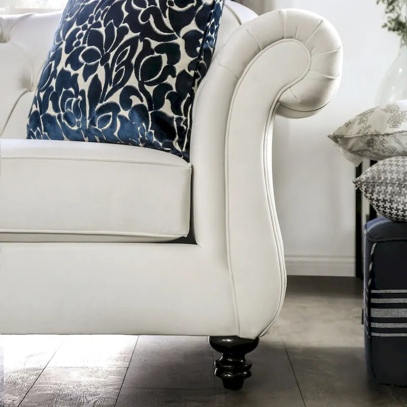 Canapé Glam White en tissu, accoudoirs roulés, capitonné