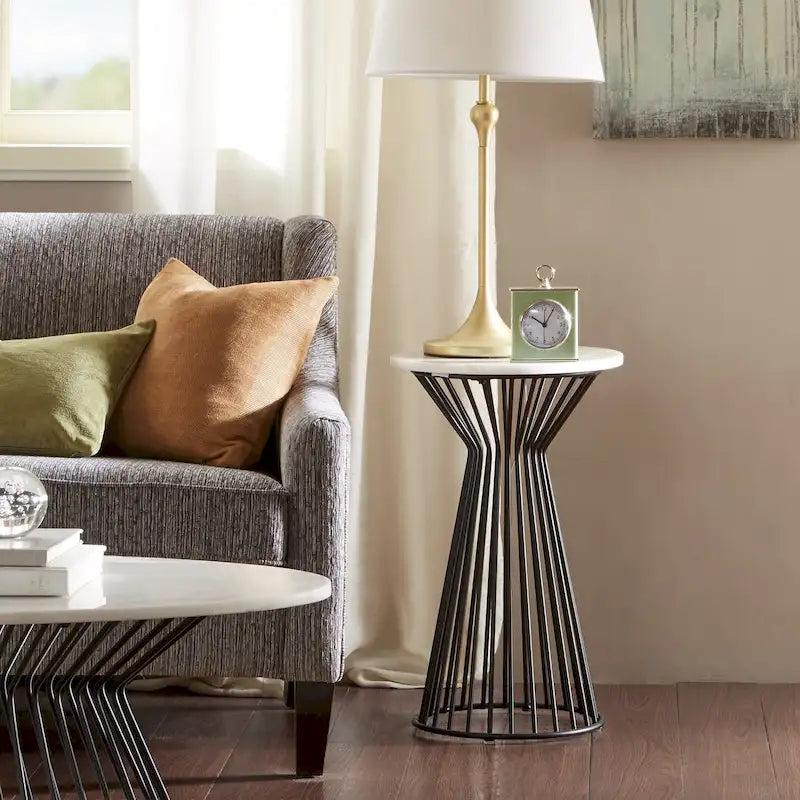 Table d'appoint à piédestal avec plateau en marbre blanc et base en métal noir